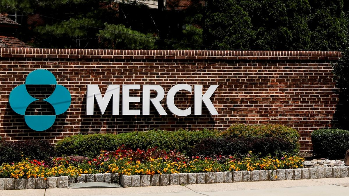 První lék proti koronaviru očekává Merck do Silvestra